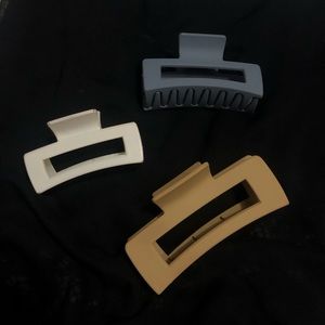 Box hair claw clips